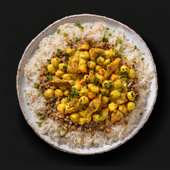 Plato de arroz con salsa de curry vegana