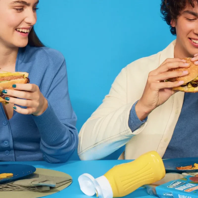 Una pareja disfrutando de comida vegana mientras reflexionan y conversan sobre qué significa ser vegano.