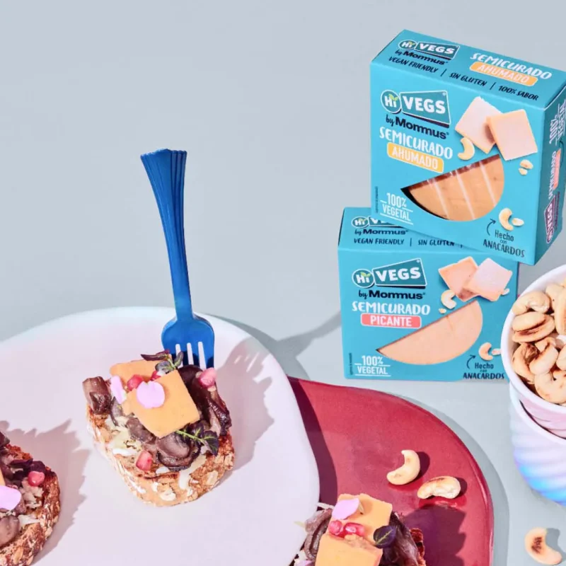 Queso semicurado vegano Hi Vegs en tostadas con anacardos.